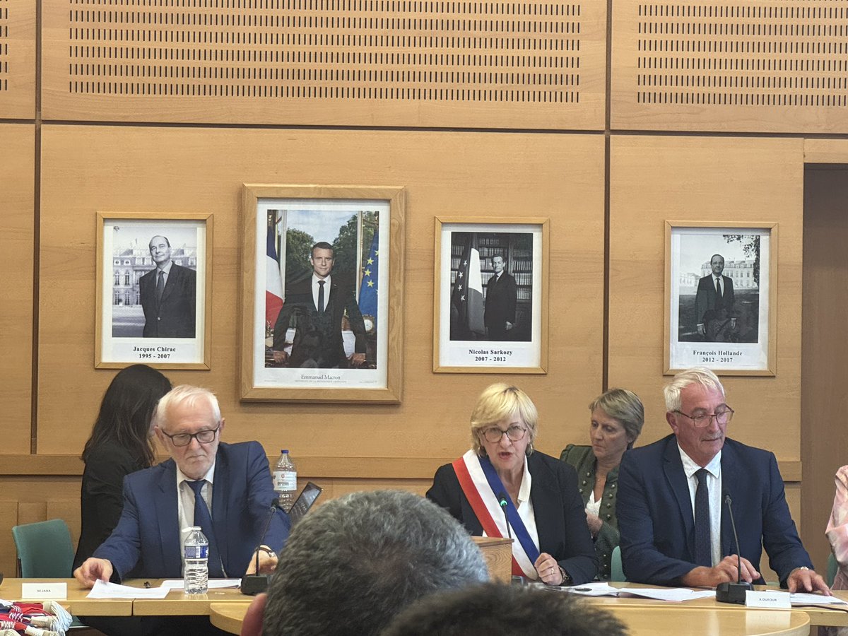 damienadam76's tweet photo. Très heureux de participer au conseil municipal de la mairie de Déville lès Rouen qui a procédé à l’élection de Mirella Deloignon comme Maire de la commune.

Bravo @dominiqugambier pour ces 30 années d’engagement pour la ville et hauts les cœur à Mirella qui prend la suite ! https://t.co/h37yZP3JGV