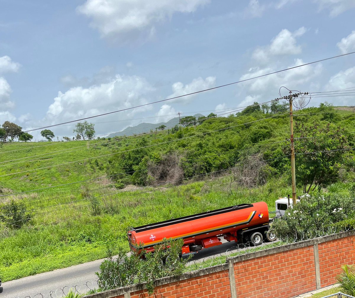 nodadaciu's tweet photo. @TortoleroFM @misciudades @VecinosZamora @AlcaldiaZamoraO @guatirecity esta gandula desde las 7am está parada en la carretera nacional sector loma Linda Guatire. Es importante que reciba asistencia, está obstaculizando una via altamente transitada! https://t.co/xmol2xxbCT
