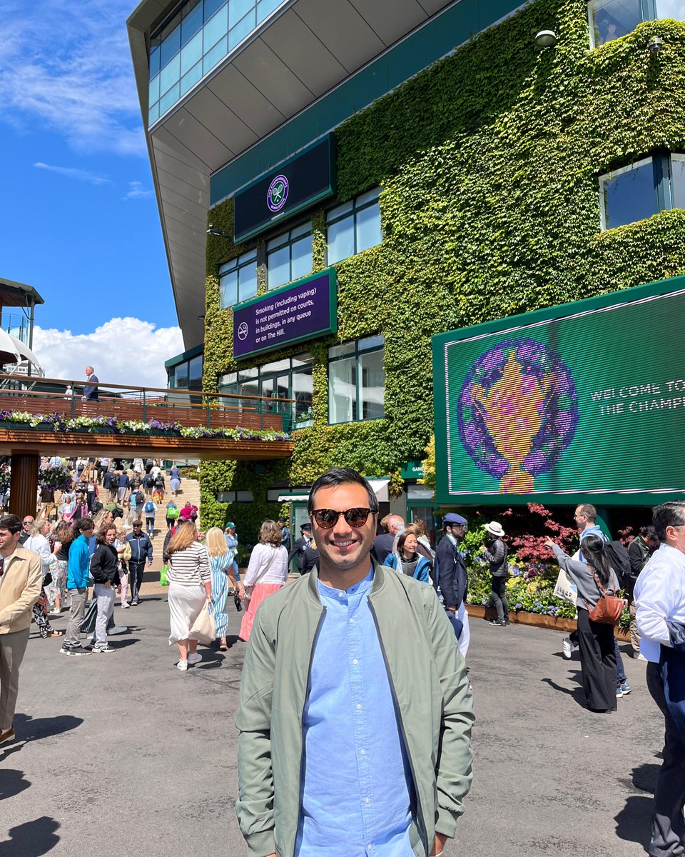 #Wimbledon, ¡un sueño cumplido para un Chevener fan del tenis! 🎾

<a href="/mariano_ayende/">Mariano Ayende</a>, becario Chevening 23/24, pasó una tarde en el torneo de tenis más antiguo del mundo. Disfrutó del Centre Court y probó las famosas frutillas con crema, una de sus tradiciones más emblemáticas🍓🤩