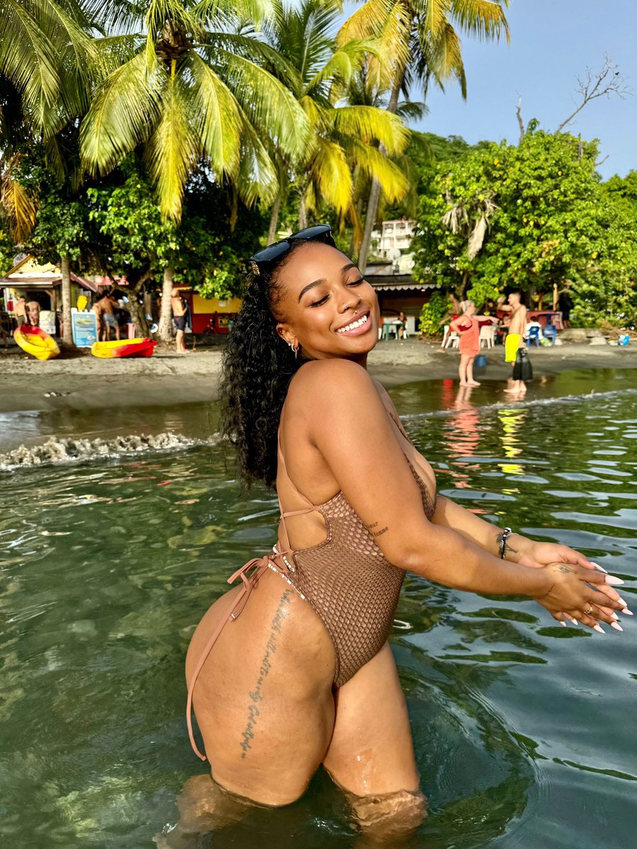 Evaclrolv_'s tweet photo. Une Martiniquaise en Guadeloupe 😋🤭 https://t.co/1nb4IEZVL7