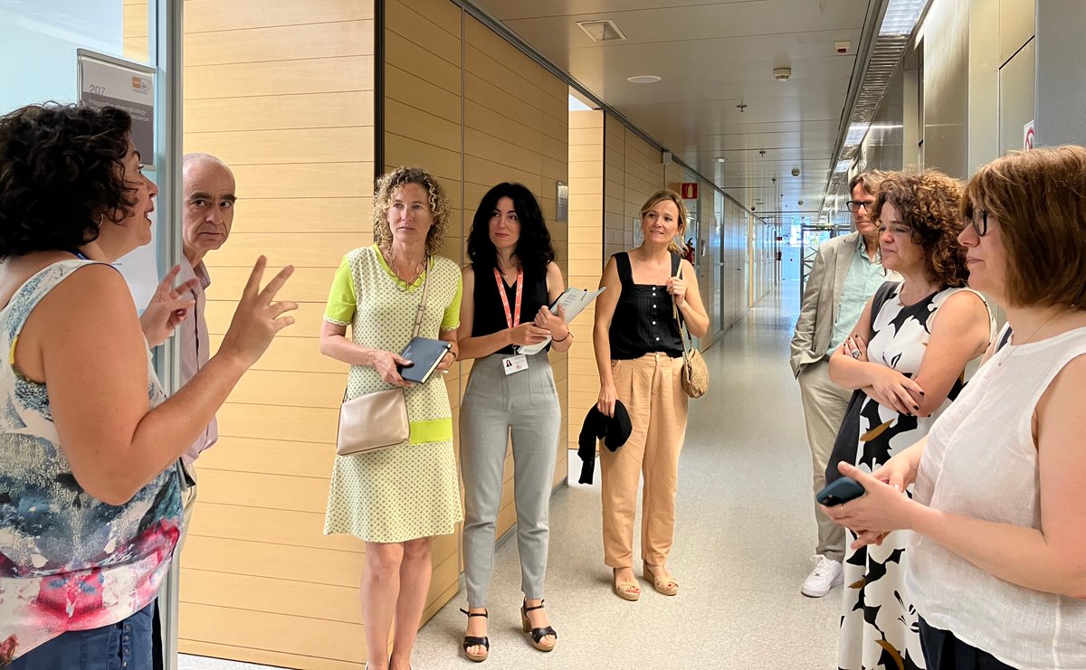 iCERCA's tweet photo. 👋 La directora d' #ICERCA @PellejaLaia visita l'Institut de Recerca Hospital del Mar, centre CERCA referent en biomedicina i salut.
🔬🧫Gràcies a l'equip per la rebuda i pel vostre treball d'excel·lència amb l'objectiu de millorar la salut de les persones.
#SomCERCA https://t.co/ZAGAm6z5Bf