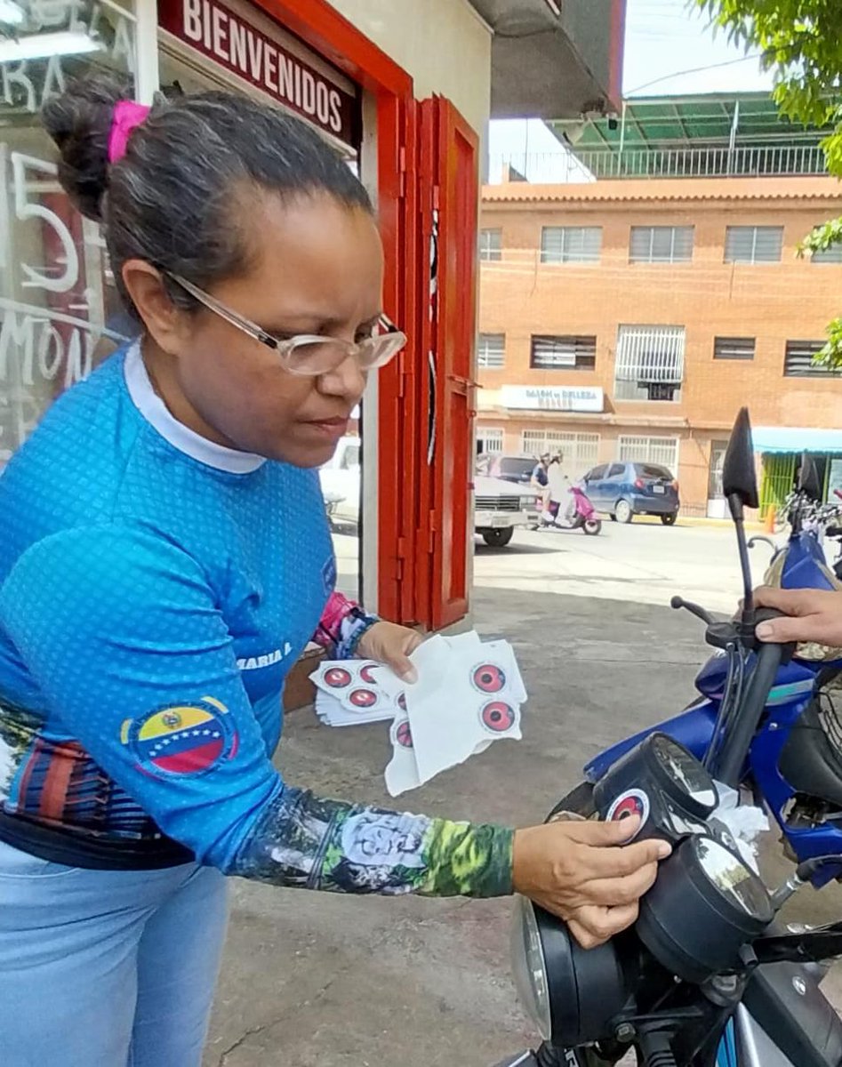 orcagua's tweet photo. #Prevencion | #INTT @orcagua orientan a motorizados sobre las medidas preventivas a tomar para garantizar la seguridad vial, así como el uso del casco, instándolos a mantener la documentación al día.

#KeLacreoLaPoesía https://t.co/m73XinV53b