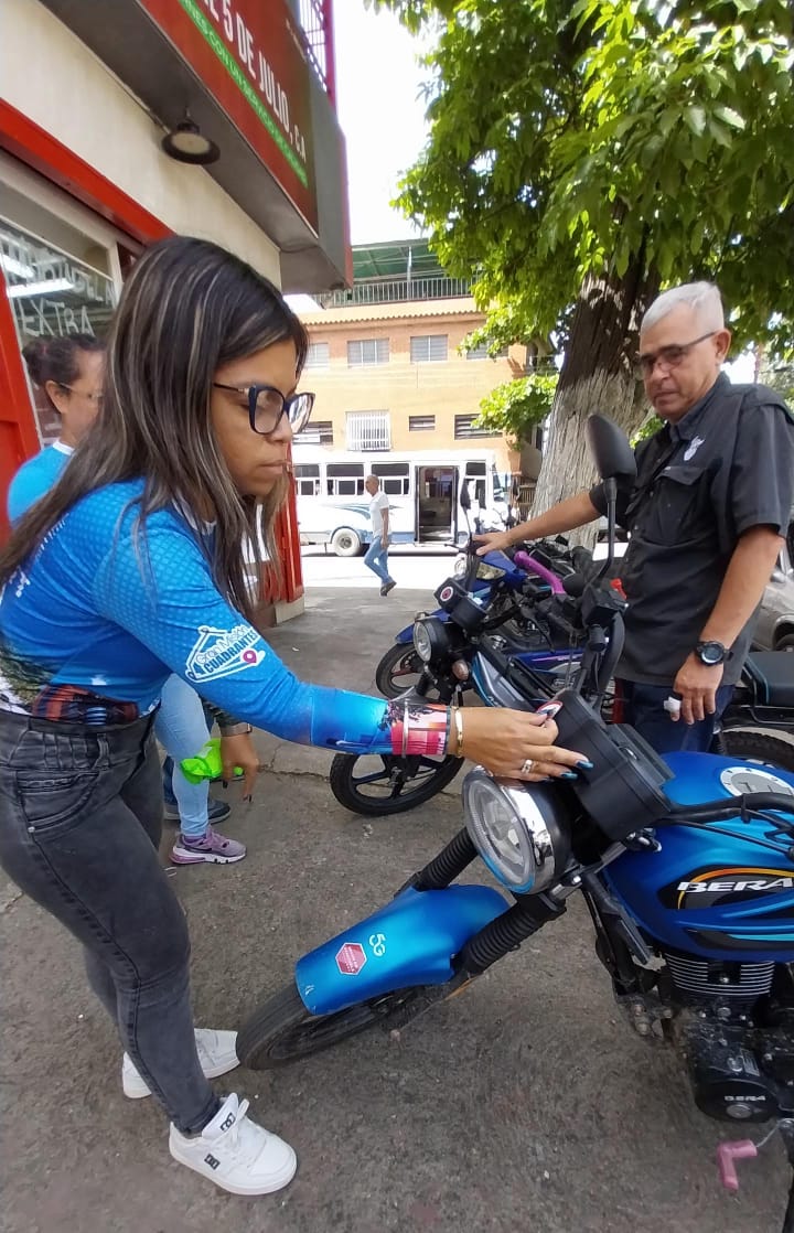 orcagua's tweet photo. #Prevencion | #INTT @orcagua orientan a motorizados sobre las medidas preventivas a tomar para garantizar la seguridad vial, así como el uso del casco, instándolos a mantener la documentación al día.

#KeLacreoLaPoesía https://t.co/m73XinV53b