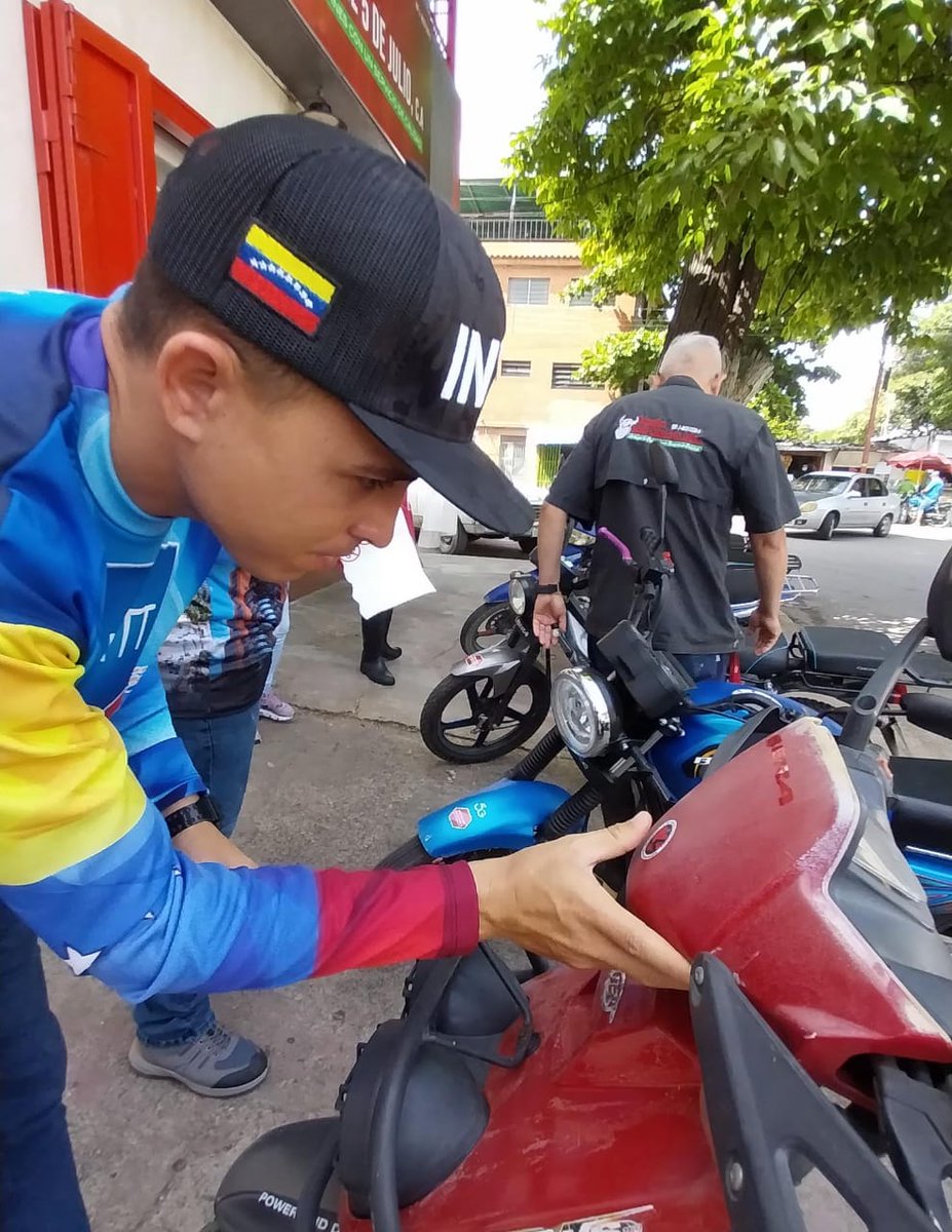 orcagua's tweet photo. #Prevencion | #INTT @orcagua orientan a motorizados sobre las medidas preventivas a tomar para garantizar la seguridad vial, así como el uso del casco, instándolos a mantener la documentación al día.

#KeLacreoLaPoesía https://t.co/m73XinV53b