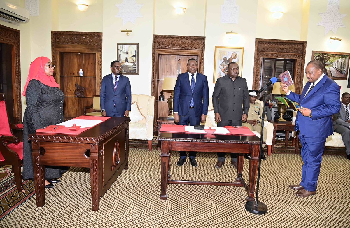 dodomaeagle's tweet photo. Rais wa Jamhuri ya Muungano wa Tanzania, Mhe. Dkt. Samia Suluhu Hassan, akimuapisha Bw. Suleiman Abubakar Mombo kuwa Mkurugenzi Mkuu wa Idara ya Usalama wa Taifa katika hafla fupi iliyofanyika Ikulu Jijini Dar es Salaam tarehe 11 Julai, 2024.
#kishindochamama https://t.co/xDmG7l1XBO