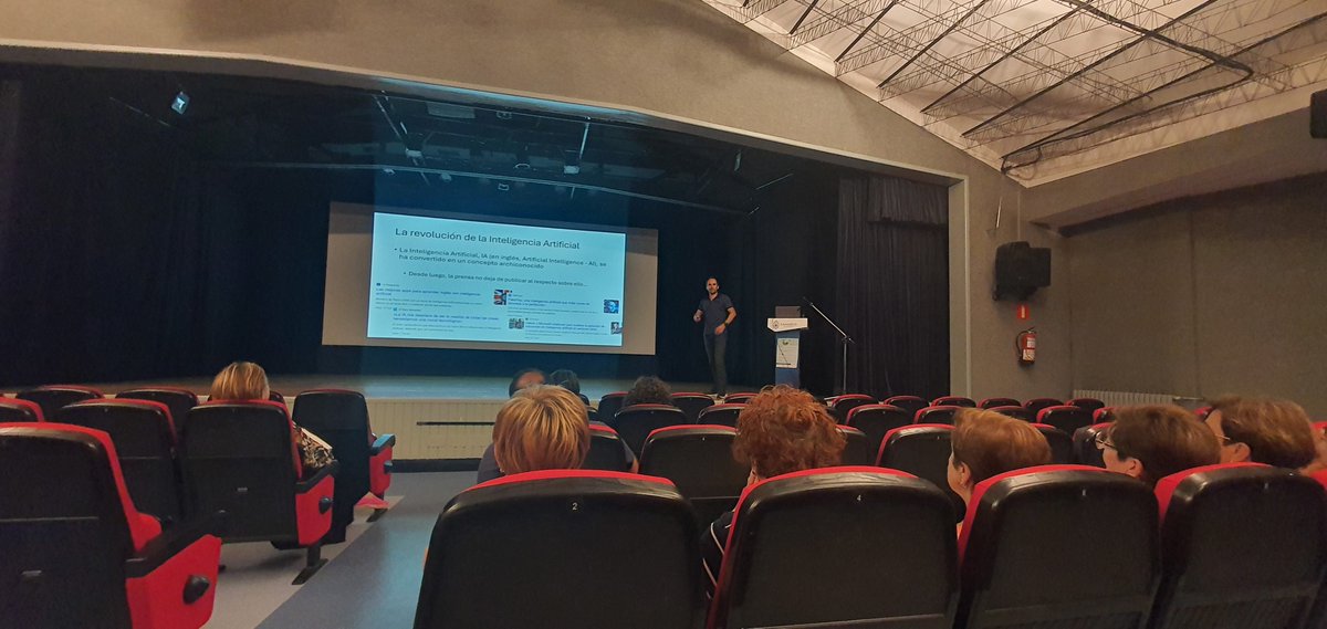 C_Sarabia_Cobo's tweet photo. @DGarciaSaiz @cursosveranouc 
👉Diego en su conferencia sobre IA🤖, desmitificando conceptos y realidades,
antes de ver Blade Runner 🎬
Súper interesante todo lo que cuenta #IA #robótica #bladeruner https://t.co/aMJhtfKoGH