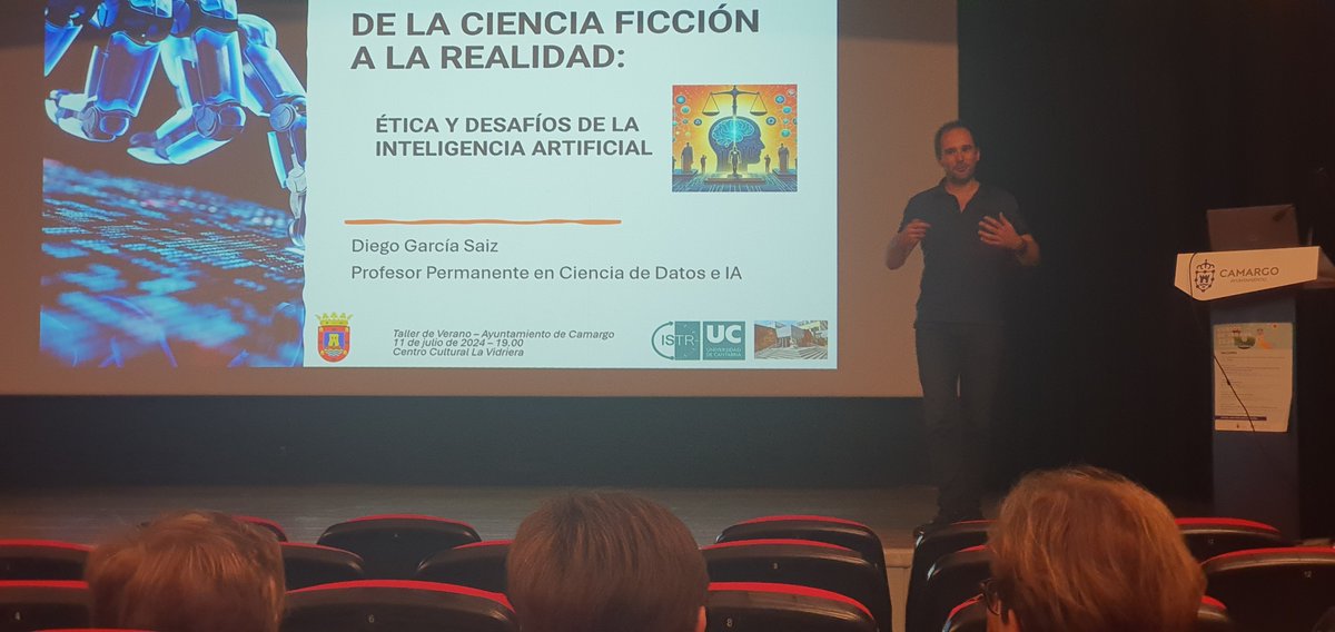 C_Sarabia_Cobo's tweet photo. @DGarciaSaiz @cursosveranouc 
👉Diego en su conferencia sobre IA🤖, desmitificando conceptos y realidades,
antes de ver Blade Runner 🎬
Súper interesante todo lo que cuenta #IA #robótica #bladeruner https://t.co/aMJhtfKoGH