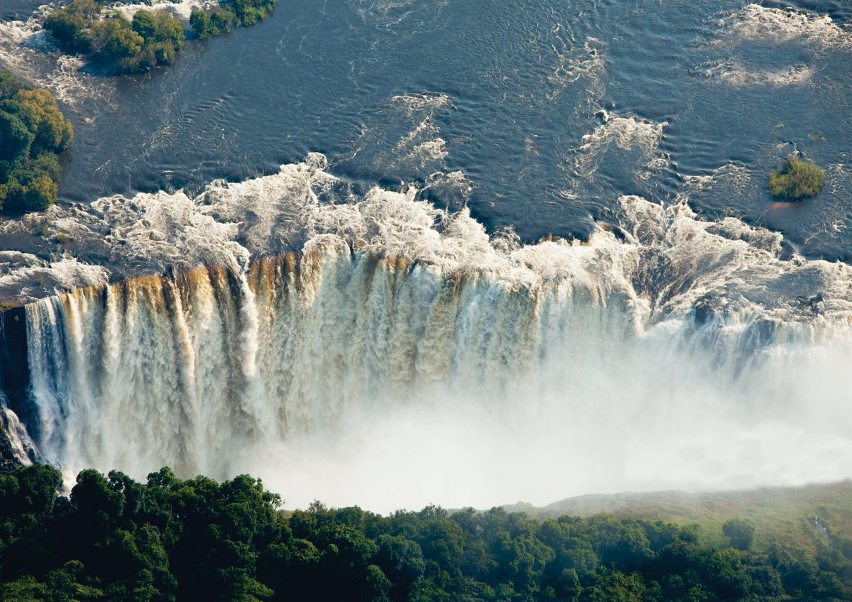 ZtaUpdates's tweet photo. The Majestic Mosi Oa Tunya in all its glory!
“Scenes so lovely must have been gazed upon by angels in their flight”.
#Mapopoma
#TheSmokeThatThunders
#VictoriaFalls
#VisitZimbabwe https://t.co/iBSwbn04Ce