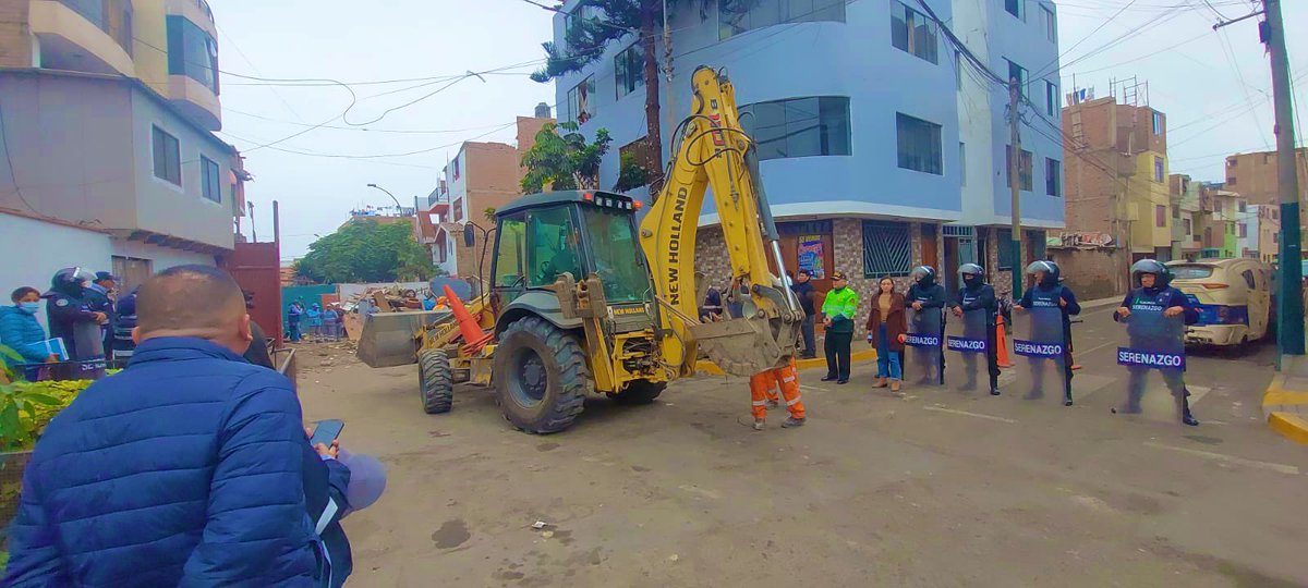 LimaRegion's tweet photo. ¡RECUPERAMOS Y MEJORAMOS!🚨
#DivpolSur1| Está mañana, se llevó a cabo la recuperación de espacios públicos en el distrito de Surco, esto debido a múltiples denuncias públicas de personas de mal vivir que usaban estos espacios para realizar actos ilícitos. 👮🏻♂️🚔 #viralntt https://t.co/ViU6vCmwd1