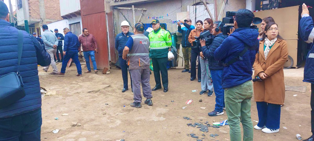 LimaRegion's tweet photo. ¡RECUPERAMOS Y MEJORAMOS!🚨
#DivpolSur1| Está mañana, se llevó a cabo la recuperación de espacios públicos en el distrito de Surco, esto debido a múltiples denuncias públicas de personas de mal vivir que usaban estos espacios para realizar actos ilícitos. 👮🏻♂️🚔 #viralntt https://t.co/ViU6vCmwd1
