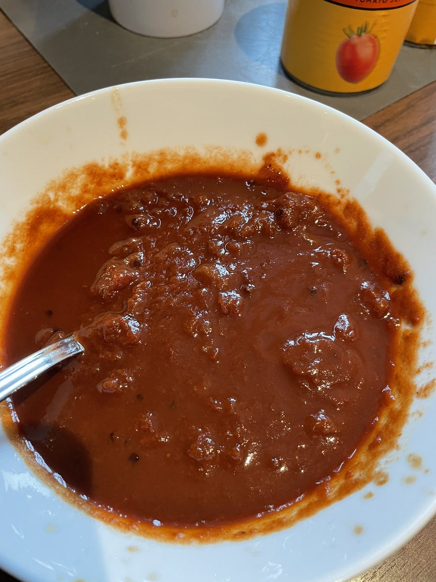 Jaw_And_Co's tweet photo. @sainsburys just opened a can of tomato’s and they appear to be off. Very odd texture and strong vinegar smell and also noticed the can bottom looks dirty. BBE 9/2025. https://t.co/HBQ8DiSdch