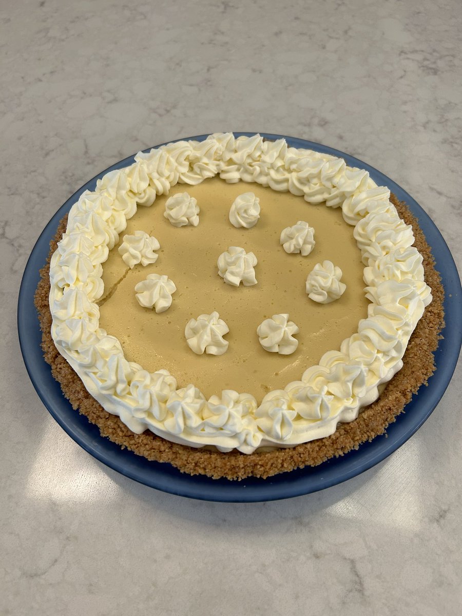 withuonmyside's tweet photo. key lime pie seemed like the charmiest dessert to me #charmingweek @clairoshq 🍋🟩💚✨🗝️ https://t.co/BLpUZdXblq
