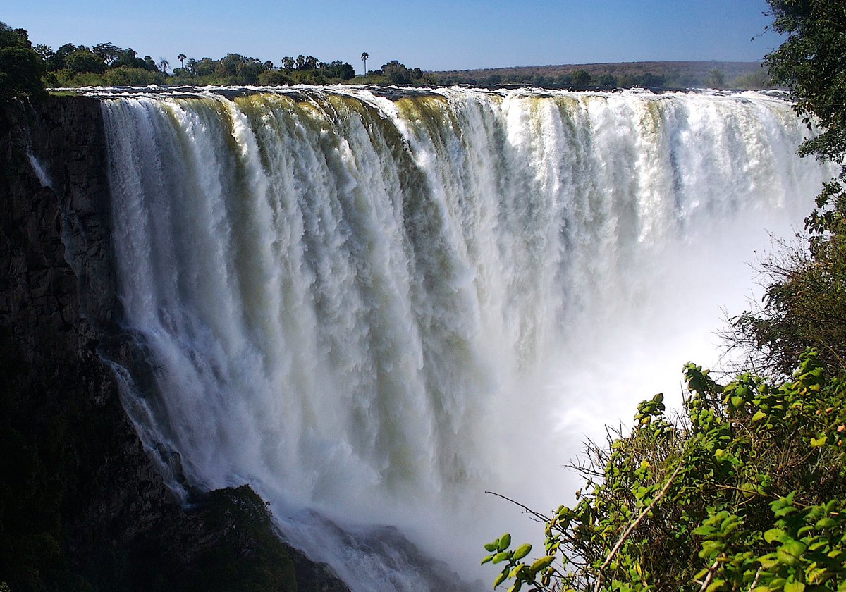 ZimBho_Official's tweet photo. The Majestic Mosi Oa Tunya in all its glory!
“Scenes so lovely must have been gazed upon by angels in their flight”.
#Mapopoma
#TheSmokeThatThunders
#VictoriaFalls
#VisitZimbabwe
#ZimBho👍 https://t.co/AHMC0ZTqMM