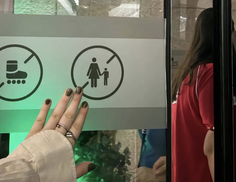 nefeeertiti's tweet photo. kendisinden kısa erkeklerle çıkan kadınlara giriş yasakmış https://t.co/AhIZMvId3r