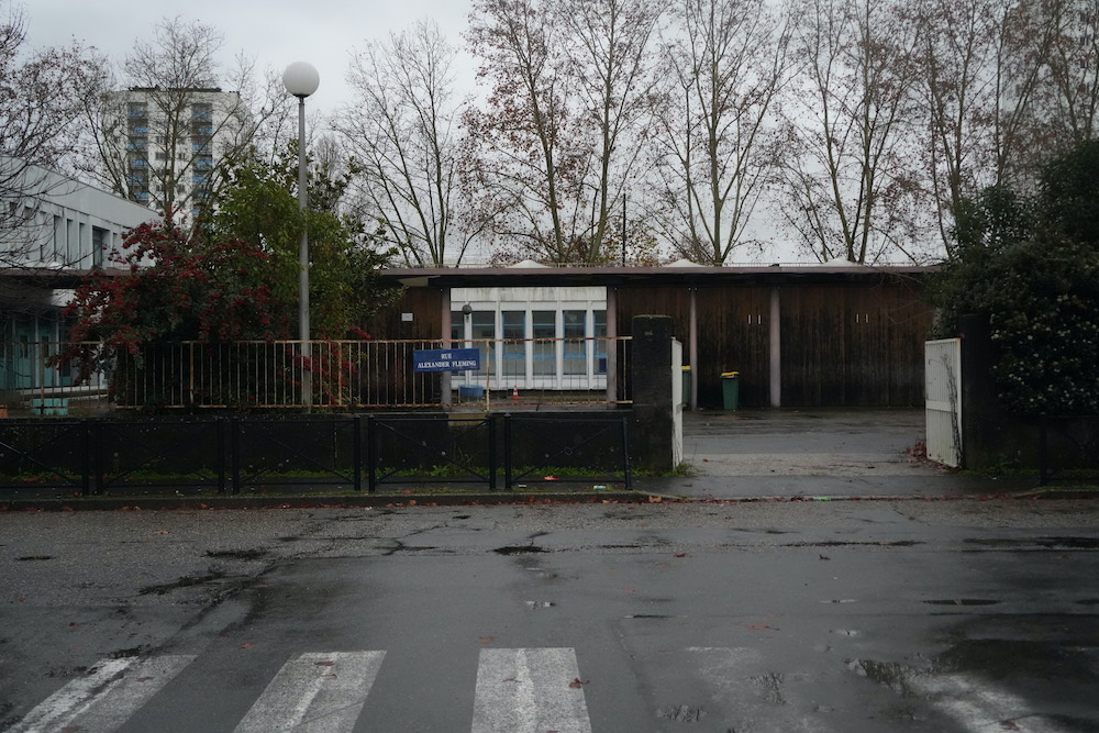 When the police raid squats, migrants are given a choice. They can board a bus to a SAS Centre, a temporary housing facility for migrants and asylum-seekers usually located on the outskirts of town. Or, they can choose to stay in Paris, which often means living on the streets.