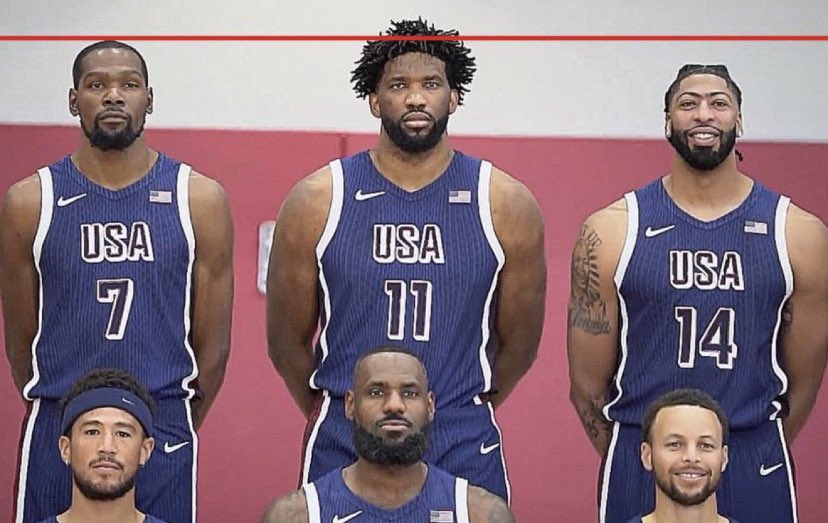 pisounalinha's tweet photo. A altura de Kevin Durant é novamente uma pauta.

Nessa foto oficial da seleção dos EUA, KD está mais alto do que Anthony Davis (2.08m) e apenas um pouco mais baixo que Joel Embiid (2.13m).

“Eu tenho 2.06M, esses caras que são menores do que falam mesmo”.

Durant é listado oficialmente com 2.11!

Sempre foi uma lenda urbana da NBA que ele mentia a altura para jogar de ala e não pivô, e até pouco tempo atrás, ele era listado com menos altura.