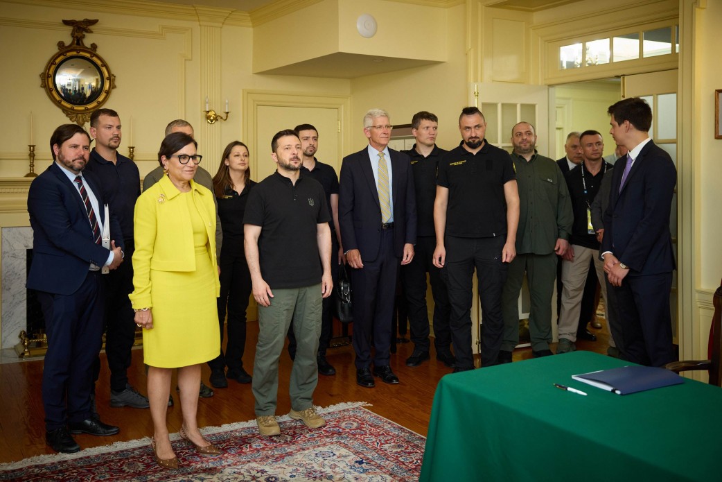 Special Representative Penny Pritzker (@specrepukraine) on Twitter photo Yesterday, I joined <a href="/ZelenskyyUa/">Volodymyr Zelenskyy / Володимир Зеленський</a> and executives from leading U.S. defense companies to discuss opportunities for investment in Ukraine’s DIB. The momentum to invest in Ukraine’s DIB has never been greater because it is a central part of both Ukraine’s security and economic Yesterday, I joined <a href="/ZelenskyyUa/">Volodymyr Zelenskyy / Володимир Зеленський</a> and executives from leading U.S. defense companies to discuss opportunities for investment in Ukraine’s DIB. The momentum to invest in Ukraine’s DIB has never been greater because it is a central part of both Ukraine’s security and economic