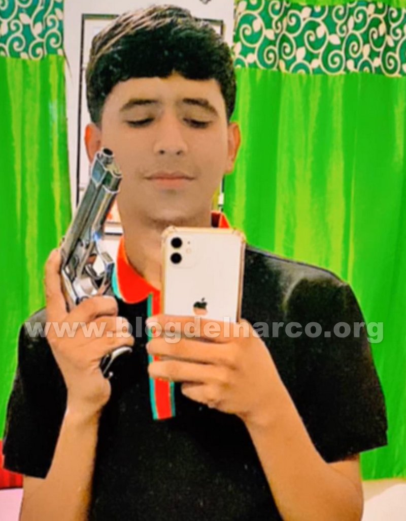blogdelnarcomex's tweet photo. Reportan muerte del Werko Kilos, un joven Sicario de Wicho el de Los Reyes que frenaba avance del Cártel Jalisco Nueva Generación, CJNG, en limites de Jalisco y Michoacán (Información en el enlace) https://t.co/SZ7FQhJgCB https://t.co/fbYgJC4UAD