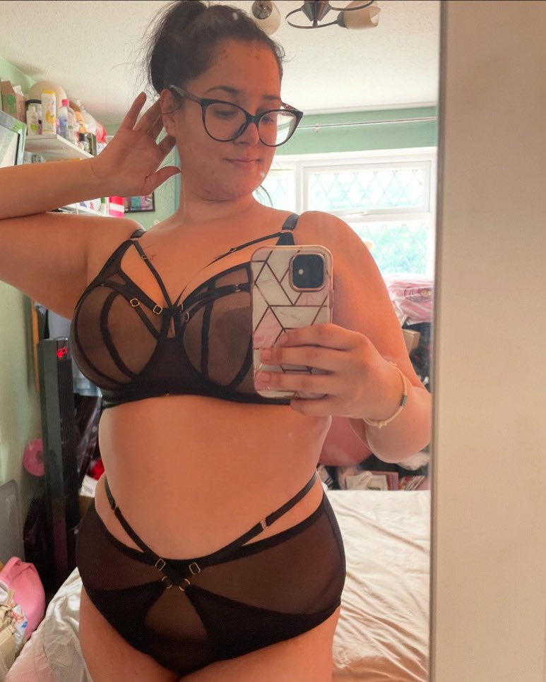 Powderpuff_Room's tweet image. Rather happy to get my hands on the @PlayfulPromises  Eddie set! Wish I had more colours! 🖤✨

#blogger #fbloggers #lingerieblogger #lingerie #plussizelingerie #plussizeblogger #plusize #psblogger #bodypositivity #plussizemodel #playfulpromises #northamptonblogger #northampton