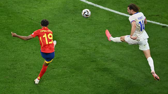 fespm_es's tweet photo. Os compartimos un recurso de #MatesGG que aprovecha las parábolas en los tiros de fútbol realizado por José Antonio Mora.  Mates GG tiene cientos de recursos muy aprovechables en el aula, en este caso en Matemáticas y en Física https://t.co/c6JpJ53UoN @educaINTEF y @fespm_es https://t.co/hcxjSzvuXC