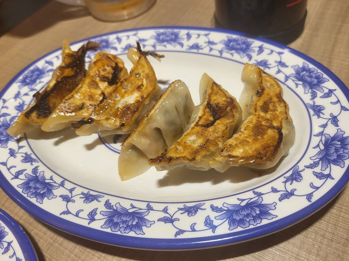 watarujin1110's tweet photo. #GUNAI@神戸三宮
二度目の三宮横町。ビールに餃子は正義。ニンニク醤油が👍️
#餃子 https://t.co/apMvU4FiU9