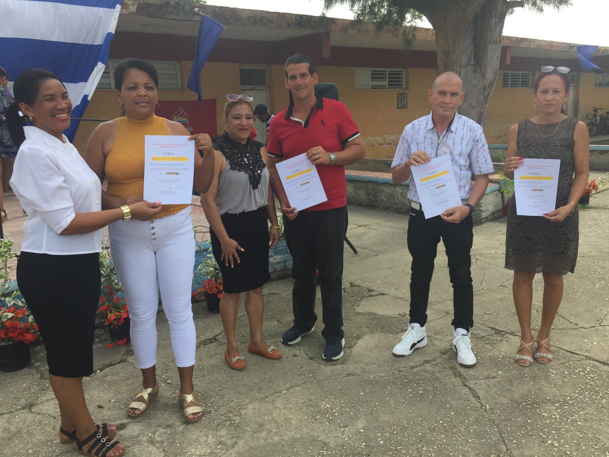 CuetoEducadores's tweet photo. Emotivo y patriótico acto municipal de fin de curso con la presencia de autoridades del Partido, Gobierno y organizaciones. Fueron reconocidos colectivos Vanguardias y educadores destacados.  #ModoVerano @DPEHolguin @CubaMined @BatistaDelver @telecristaltv https://t.co/VQlJA0WUnP