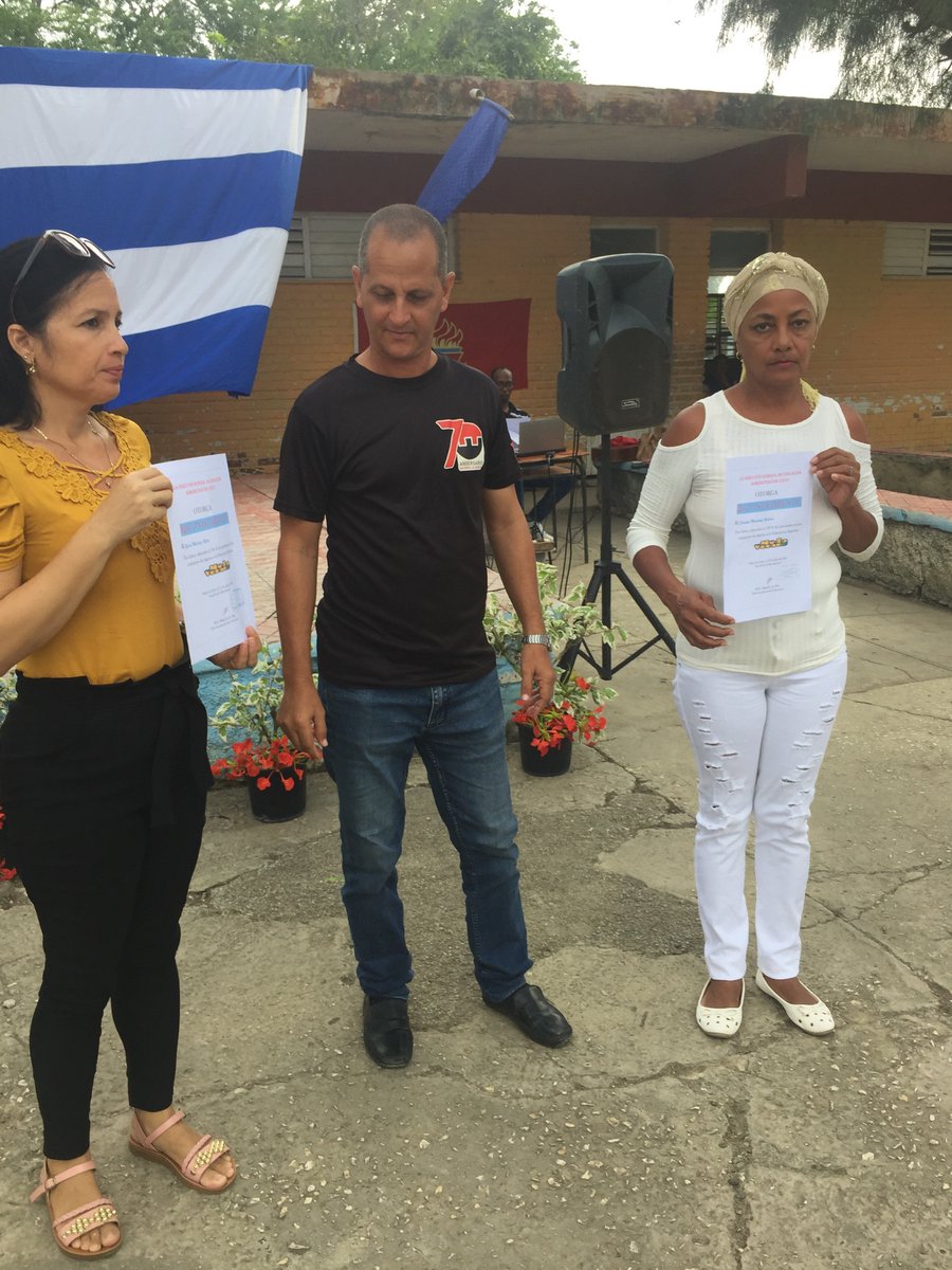 CuetoEducadores's tweet photo. Emotivo y patriótico acto municipal de fin de curso con la presencia de autoridades del Partido, Gobierno y organizaciones. Fueron reconocidos colectivos Vanguardias y educadores destacados.  #ModoVerano @DPEHolguin @CubaMined @BatistaDelver @telecristaltv https://t.co/VQlJA0WUnP