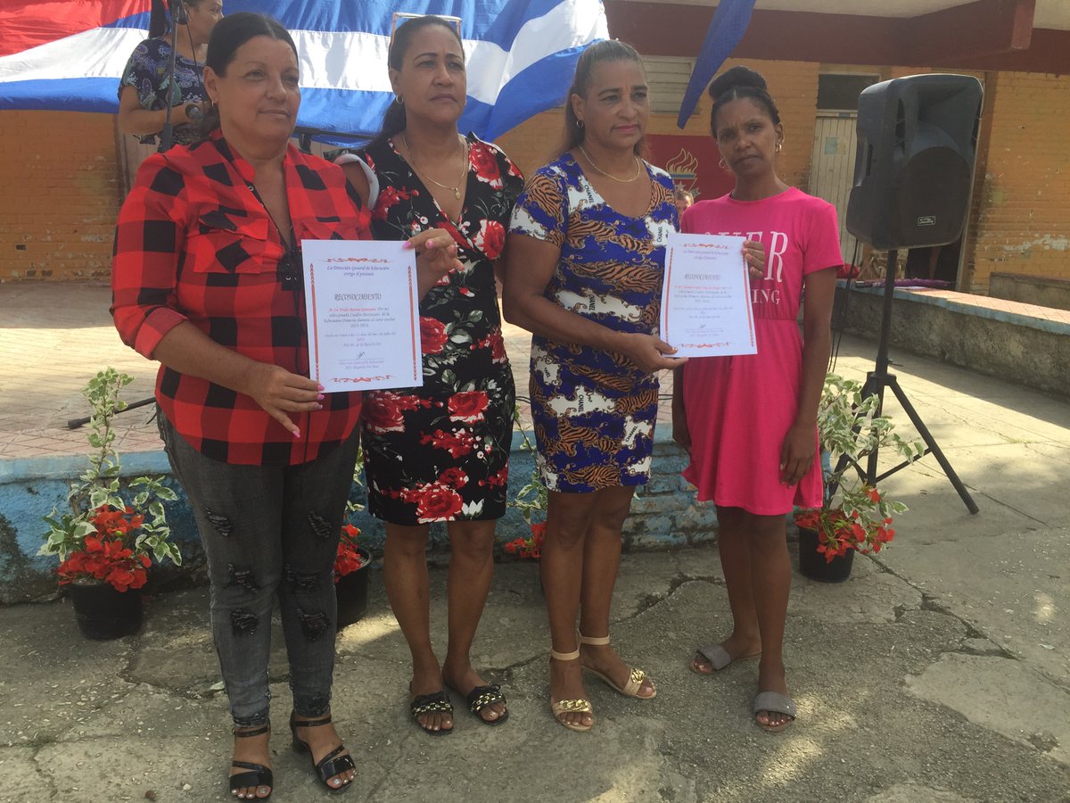 CuetoEducadores's tweet photo. Emotivo y patriótico acto municipal de fin de curso con la presencia de autoridades del Partido, Gobierno y organizaciones. Fueron reconocidos colectivos Vanguardias y educadores destacados.  #ModoVerano @DPEHolguin @CubaMined @BatistaDelver @telecristaltv https://t.co/VQlJA0WUnP