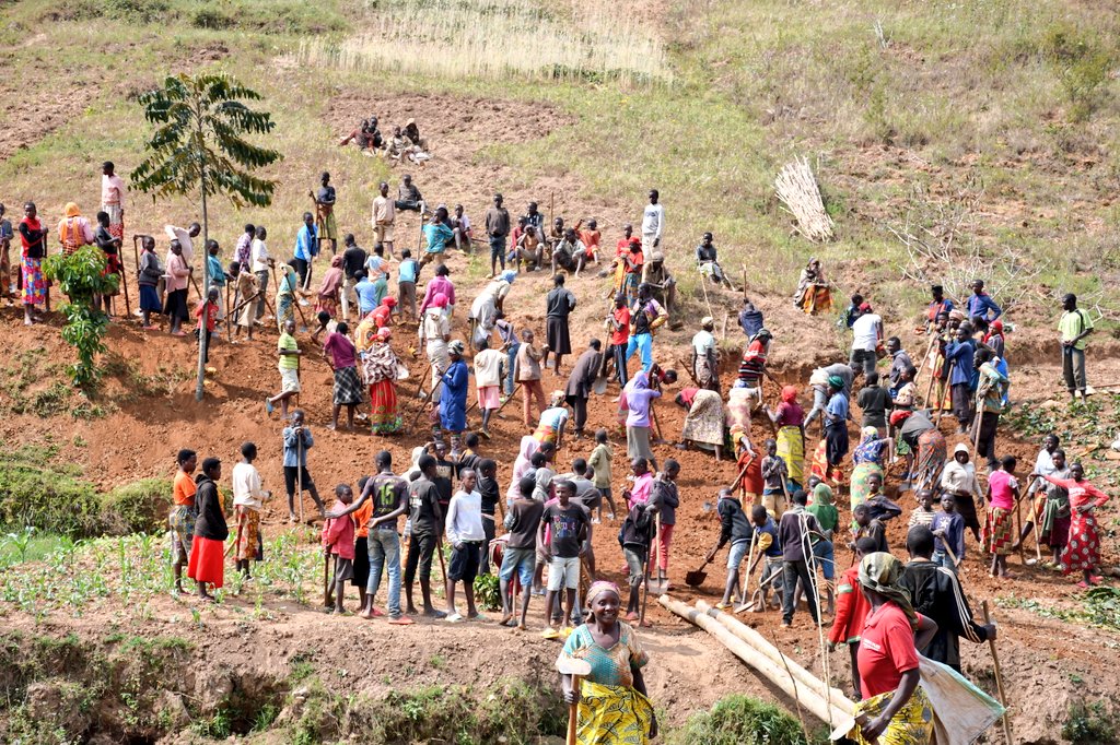 ABPInfos's tweet photo. #Burundi En vue de faciliter la circulation des biens et des personnes entre les zones #Burarana et #Ruganza de la commune #Matongo en @KayanzaProvince, la population, l'administration et l'église catholique sont en train de tracer la route reliant les collines #Ruvumu et #Kivumu https://t.co/ETI4tlTgOl