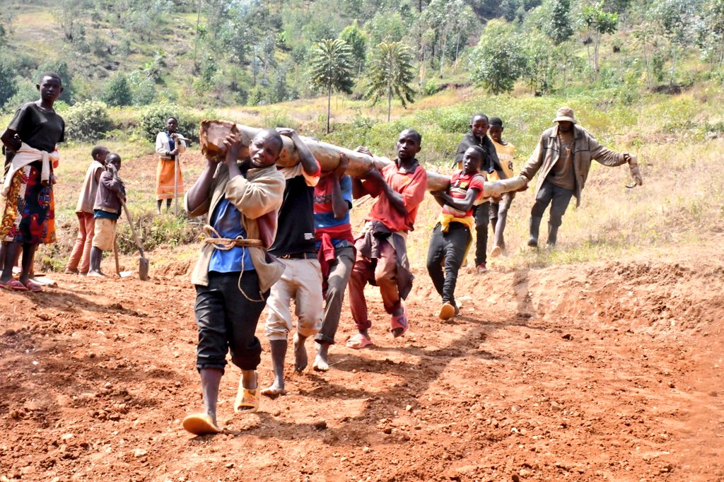 ABPInfos's tweet photo. #Burundi En vue de faciliter la circulation des biens et des personnes entre les zones #Burarana et #Ruganza de la commune #Matongo en @KayanzaProvince, la population, l'administration et l'église catholique sont en train de tracer la route reliant les collines #Ruvumu et #Kivumu https://t.co/ETI4tlTgOl