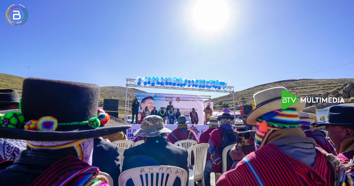 Canal_BoliviaTV's tweet photo. ✅🛣️ Presidente Luis Arce entrega una unidad educativa, un puente vehicular y maquinaria pesada al municipio de Humanata, #LaPaz.
.
.
#BTVMultimedia #BTVInforma #Humanata https://t.co/49hpFCEjff