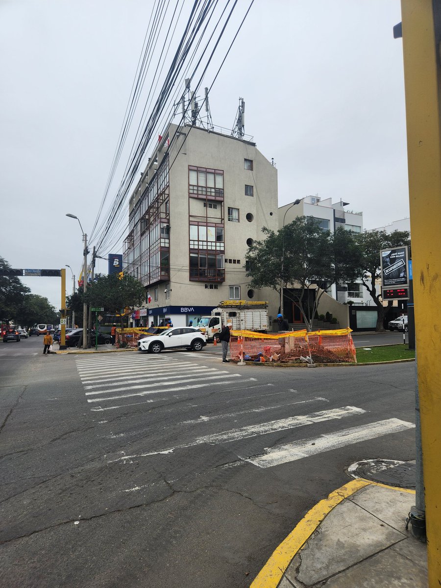 Fakesaso's tweet photo. @paloma34612 @ChinoPinto Cuadra 18 de Benavides sin energía y cuadrilla de tecsur en la zona. Los semáforos no tienen energía https://t.co/ttWNs6nHhO