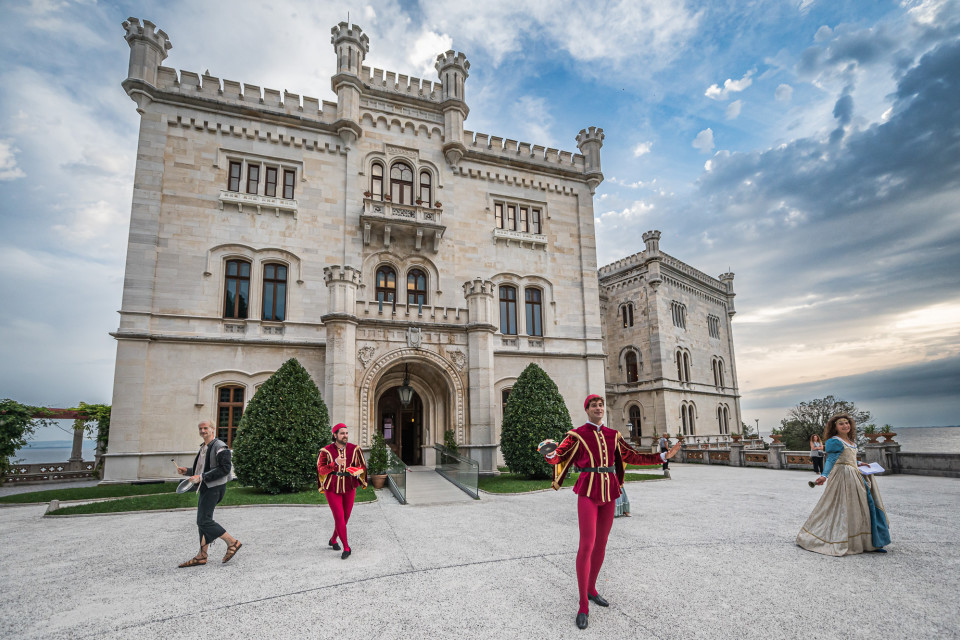 Discover Trieste (@discovertrieste) on Twitter photo Fino al 19 luglio alle ore 19.30 “Green Shakespeare: Trees, Storms, Flowers and the Moon”, lo spettacolo itinerante del teatro <a href="/ilRossetti/">ilRossetti</a> tra gli scorci più incantevoli del <a href="/museomiramare/">Museo Storico e il Parco del Castello di Miramare</a> discover-trieste.it/vivi/trieste-n… Fino al 19 luglio alle ore 19.30 “Green Shakespeare: Trees, Storms, Flowers and the Moon”, lo spettacolo itinerante del teatro <a href="/ilRossetti/">ilRossetti</a> tra gli scorci più incantevoli del <a href="/museomiramare/">Museo Storico e il Parco del Castello di Miramare</a> discover-trieste.it/vivi/trieste-n…