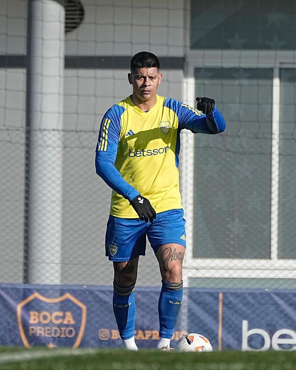 Marcos Rojo fue uno de los centrales titulares en la práctica de hoy.