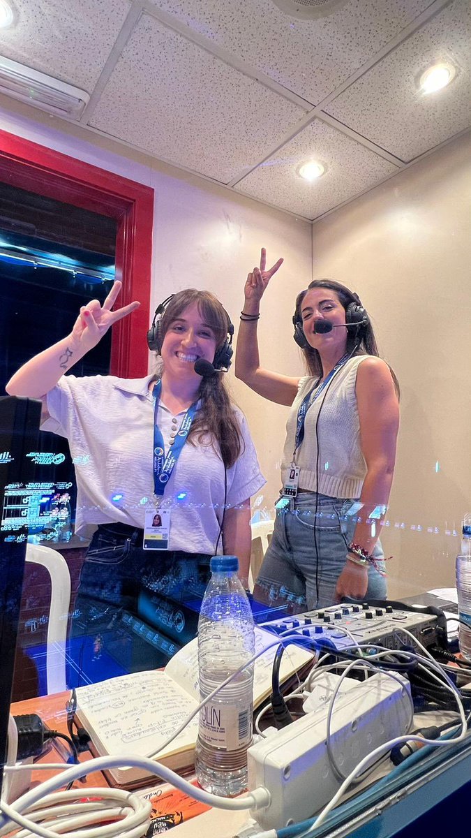 laviborapadel's tweet photo. Hoy podido acompañar a @Negmezz en la cabina de @premierpadel comentando el último partido femenino de la pista central🥹🎙️✌️

Aún estoy asimilándolo🫠

Gracias por dejarme vivir este deporte tan de cerca🤩 https://t.co/sm2qwr0RJ6