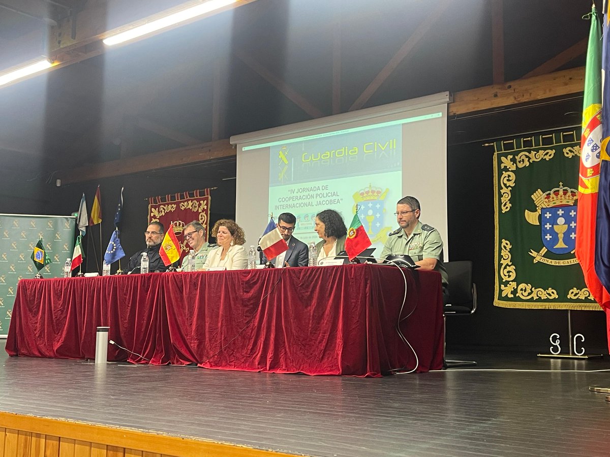 guardiacivil's tweet photo. Hoy se ha celebrado en el Auditorio Municipal de Padrón #ACoruña la 'IV Jornada de #Cooperación Policial Internacional Jacobea'.

▶️Se ha destacado el despliegue de las Oficinas Móviles de Atención al Peregrino #OMAPS y la campaña informativa #NoCaminasSola”, destinada a garantizar el tránsito seguro de todas las peregrinas.

▶️En el marco del Plan de Turismo Seguro, la @guardiacivil inicia una nueva edición del Proyecto ”Guardianes Internacionales del Camino”, realizando #PatrullasMixtas con agentes policiales de otros países (Italia, Portugal, Francia y Brasil).

 #CaminoDeSantiago #CaminoSeguro @alertcops 
#AllíDondeNosNecesites 📞062