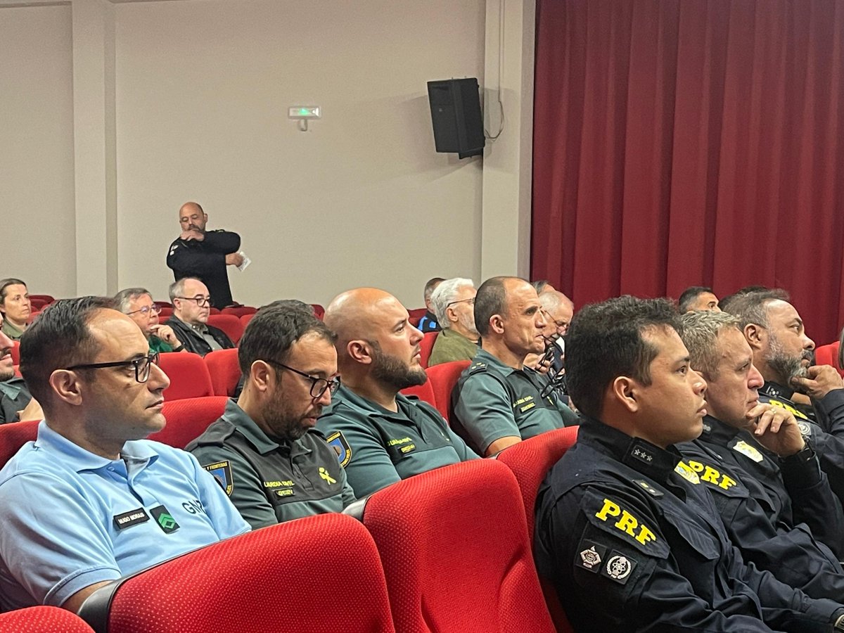 guardiacivil's tweet photo. Hoy se ha celebrado en el Auditorio Municipal de Padrón #ACoruña la 'IV Jornada de #Cooperación Policial Internacional Jacobea'.

▶️Se ha destacado el despliegue de las Oficinas Móviles de Atención al Peregrino #OMAPS y la campaña informativa #NoCaminasSola”, destinada a garantizar el tránsito seguro de todas las peregrinas.

▶️En el marco del Plan de Turismo Seguro, la @guardiacivil inicia una nueva edición del Proyecto ”Guardianes Internacionales del Camino”, realizando #PatrullasMixtas con agentes policiales de otros países (Italia, Portugal, Francia y Brasil).

 #CaminoDeSantiago #CaminoSeguro @alertcops 
#AllíDondeNosNecesites 📞062