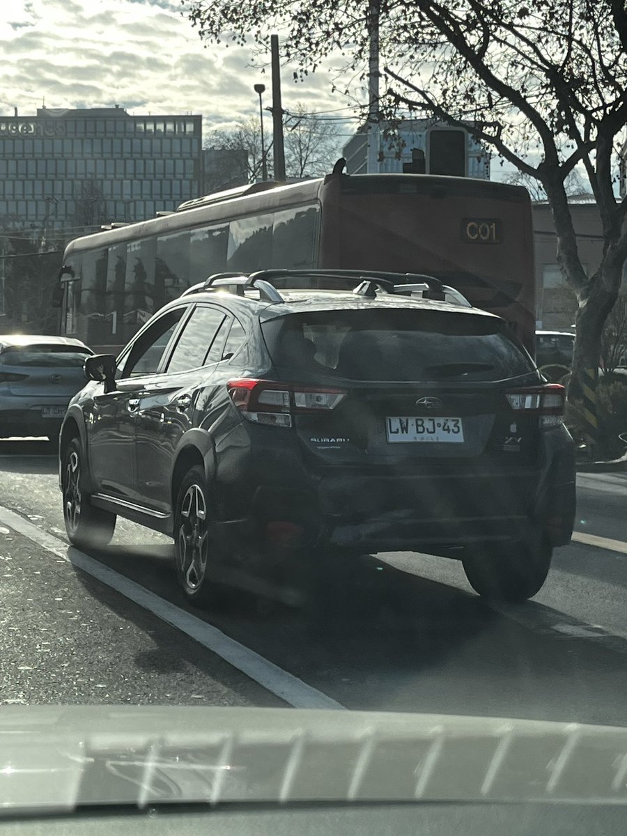 soynarf's tweet photo. @Muni_LasCondes @LC_Seguridad @Carabdechile hoy está señora en la mañana generó un accidente en Kennedi altura Estoril y se dio a la fuga. En el taco logré sacarle estas fotos. A pesar de decirle que se detenga, ignoró a todos los que  intentamos persuadirla. Espero sirva de algo https://t.co/hsqMsBggSg