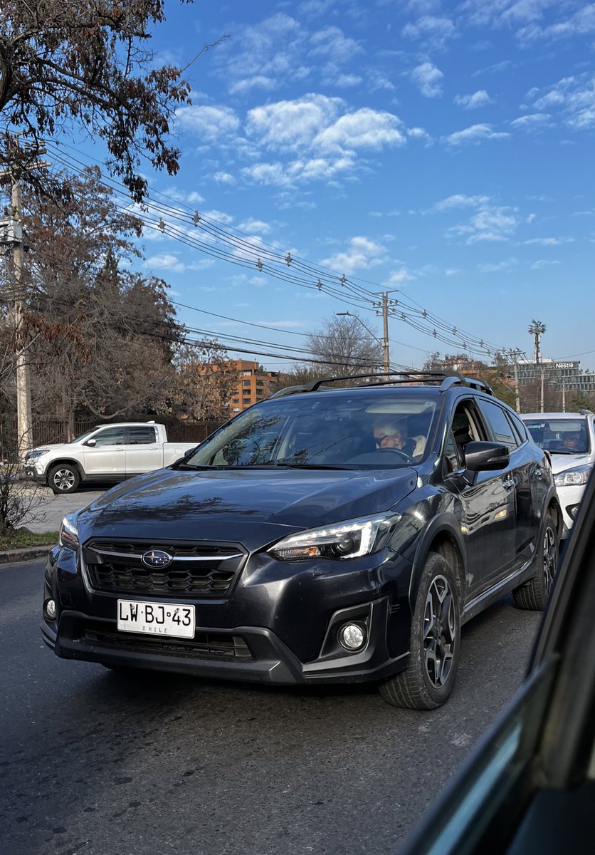 soynarf's tweet photo. @Muni_LasCondes @LC_Seguridad @Carabdechile hoy está señora en la mañana generó un accidente en Kennedi altura Estoril y se dio a la fuga. En el taco logré sacarle estas fotos. A pesar de decirle que se detenga, ignoró a todos los que  intentamos persuadirla. Espero sirva de algo https://t.co/hsqMsBggSg
