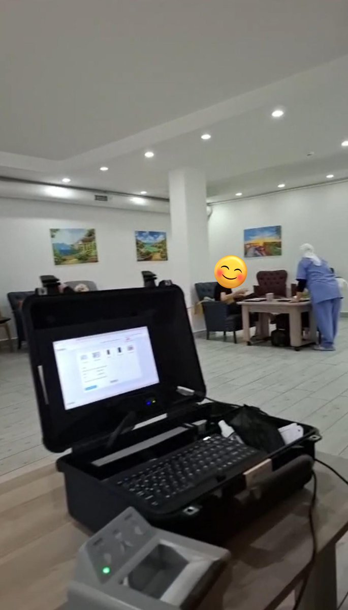 sislinufus's tweet photo. Şişli Nezih Huzurevindeki büyüklerimizin kimlik kartı olmadığını duyduk. 
Büyüklerimizin bize gelmesini beklemeden, biz gittik,parmak izlerini aldık,ellerini öptük,kimlik başvurularını aldık.
Dünya Nüfus Gününü birlikte kutladık. 
#HayatımızınHerAnında
@itasyapan @istanbulilnufus https://t.co/QnyK1O72gc