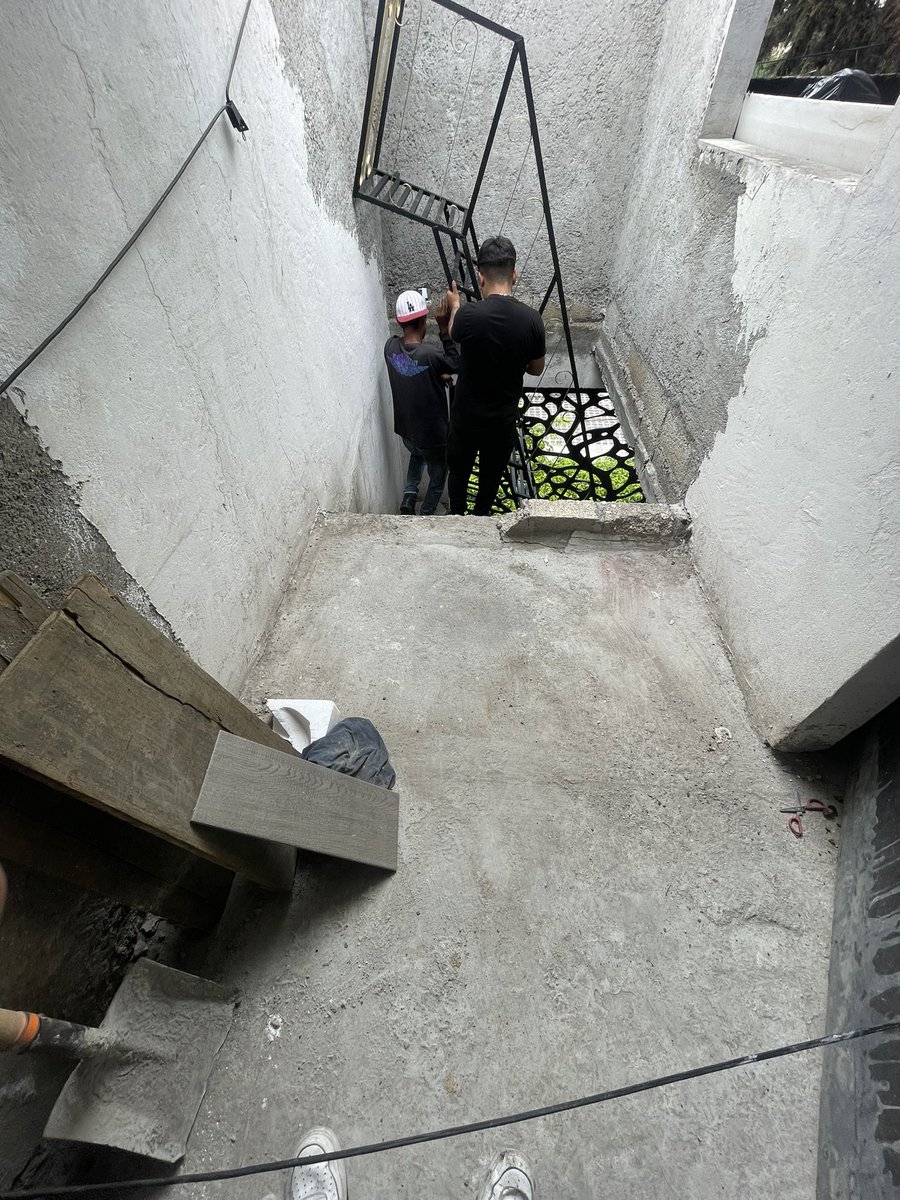 1_hot11's tweet photo. Como me ligo a dos chavos que están poniendo una escalera en mi casa ? Ideas para ya en este momento https://t.co/lD0Bs0ib6b
