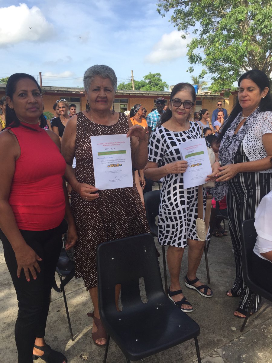 CuetoEducadores's tweet photo. En el acto municipal se le rindió homenaje a Cristina Batista y Ana Margarita Prieto, quienes pertenecieron al Contingente pedagógico Manuel Ascunce Domenech #ModoVerano #HolguinSi @BatistaDelver @DPEHolguin @CubaMined @telecristaltv @btan0987 https://t.co/MHRYl6QNcW