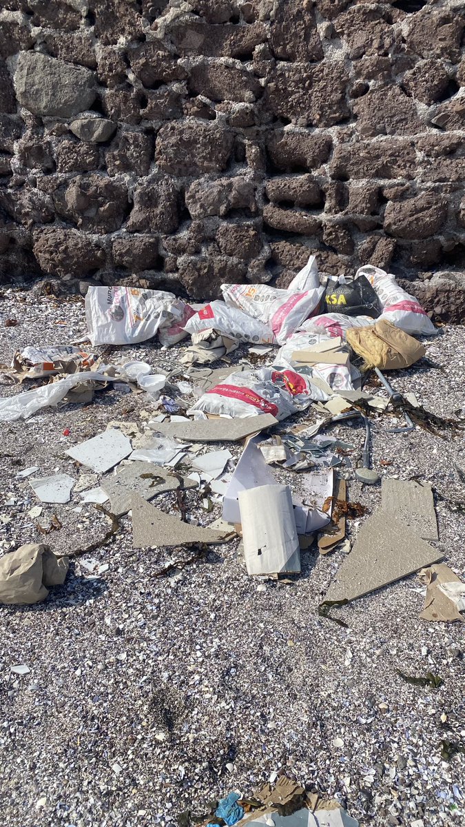 revel_cl's tweet photo. Lamentable ! Arreglaste tu baño pero dejaste los escombros en la playa . Esa es la mala cultura que nos esta llenando de espacios sucios en #antofagasta . @AntofagastaMuni es posible retirar esta basura . En un auto es difícil de llevar y el tema de fondo es donde ? https://t.co/B1Wet7IBKu
