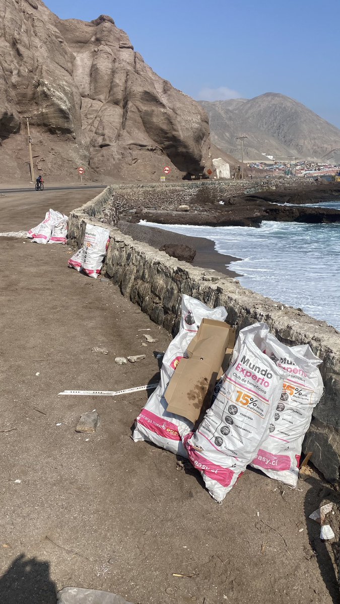 revel_cl's tweet photo. Lamentable ! Arreglaste tu baño pero dejaste los escombros en la playa . Esa es la mala cultura que nos esta llenando de espacios sucios en #antofagasta . @AntofagastaMuni es posible retirar esta basura . En un auto es difícil de llevar y el tema de fondo es donde ? https://t.co/B1Wet7IBKu