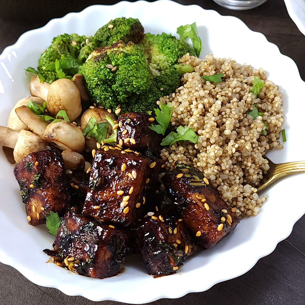 kushigalu's tweet photo. The Tofu Quinoa Bowl is an easy-to-make, delicious power bowl packed with nutrients and proteins. https://t.co/CLI89CZpbS
:
:
: #buzzfeed #veganfood #vegetrian #weightlossjourney #protein #thursdayvibes #weightlosstips #Indian2 #ripqueen #RashmikaMandanna https://t.co/Icq71vb5E0