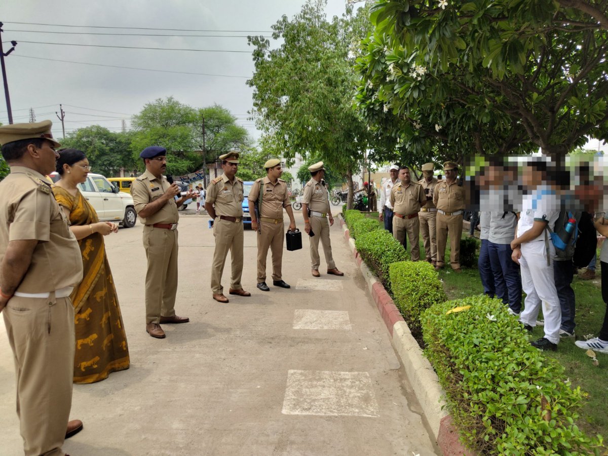 aligarhpolice's tweet photo. #SP_Traffic द्वारा छात्रों,अभिभावकों एवं स्कूल स्टॉफ को यातायात नियमों का पालने करने व सड़क पर सुरक्षित चलने के प्रति जागरूक किया गया।
वाहन चलाते मिले नाबालिग बच्चों के अभिभावकों से वार्ता कर भविष्य में नाबालिगों को वाहन न देने की चेतावनी दी गई।
#Aligarh #FollowTrafficeRules https://t.co/XUc5QrCi8W