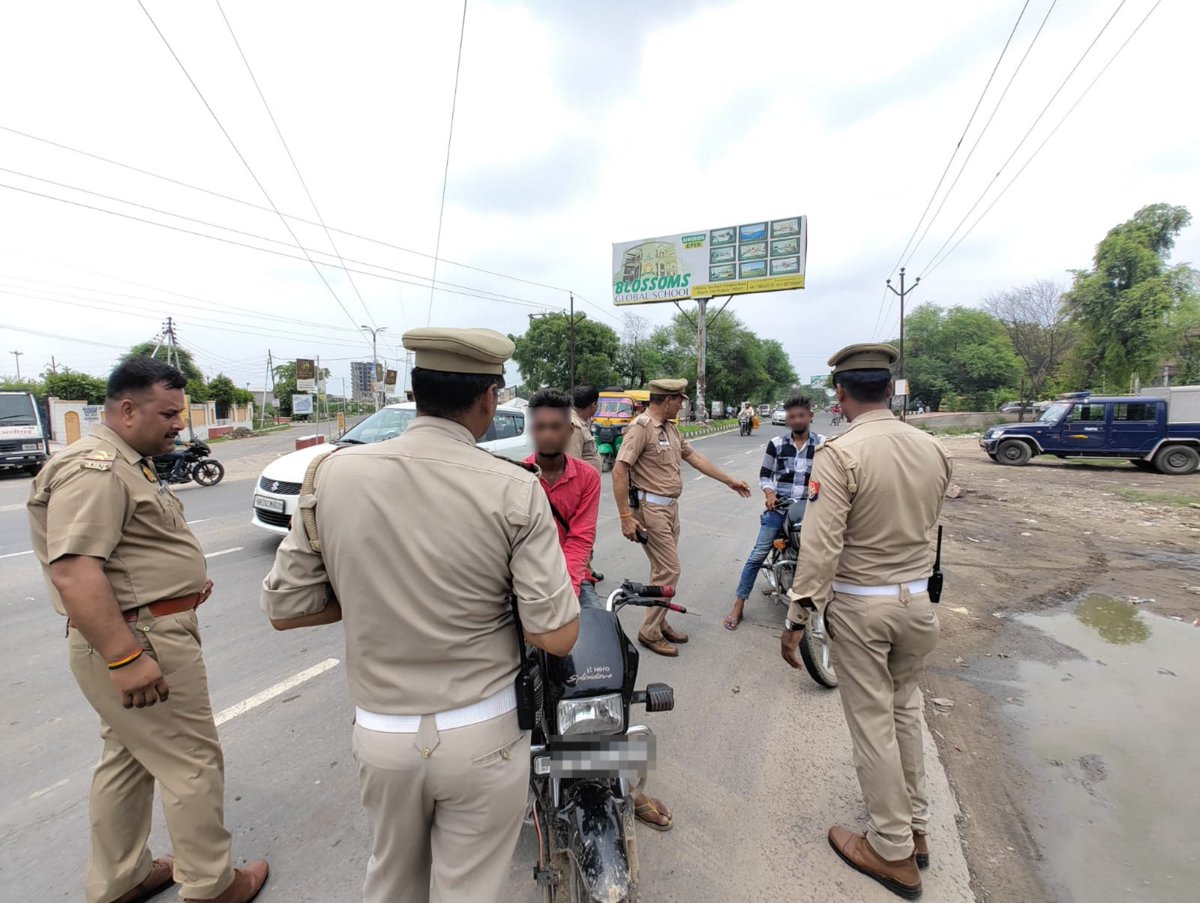 aligarhpolice's tweet photo. #SP_Traffic द्वारा छात्रों,अभिभावकों एवं स्कूल स्टॉफ को यातायात नियमों का पालने करने व सड़क पर सुरक्षित चलने के प्रति जागरूक किया गया।
वाहन चलाते मिले नाबालिग बच्चों के अभिभावकों से वार्ता कर भविष्य में नाबालिगों को वाहन न देने की चेतावनी दी गई।
#Aligarh #FollowTrafficeRules https://t.co/XUc5QrCi8W