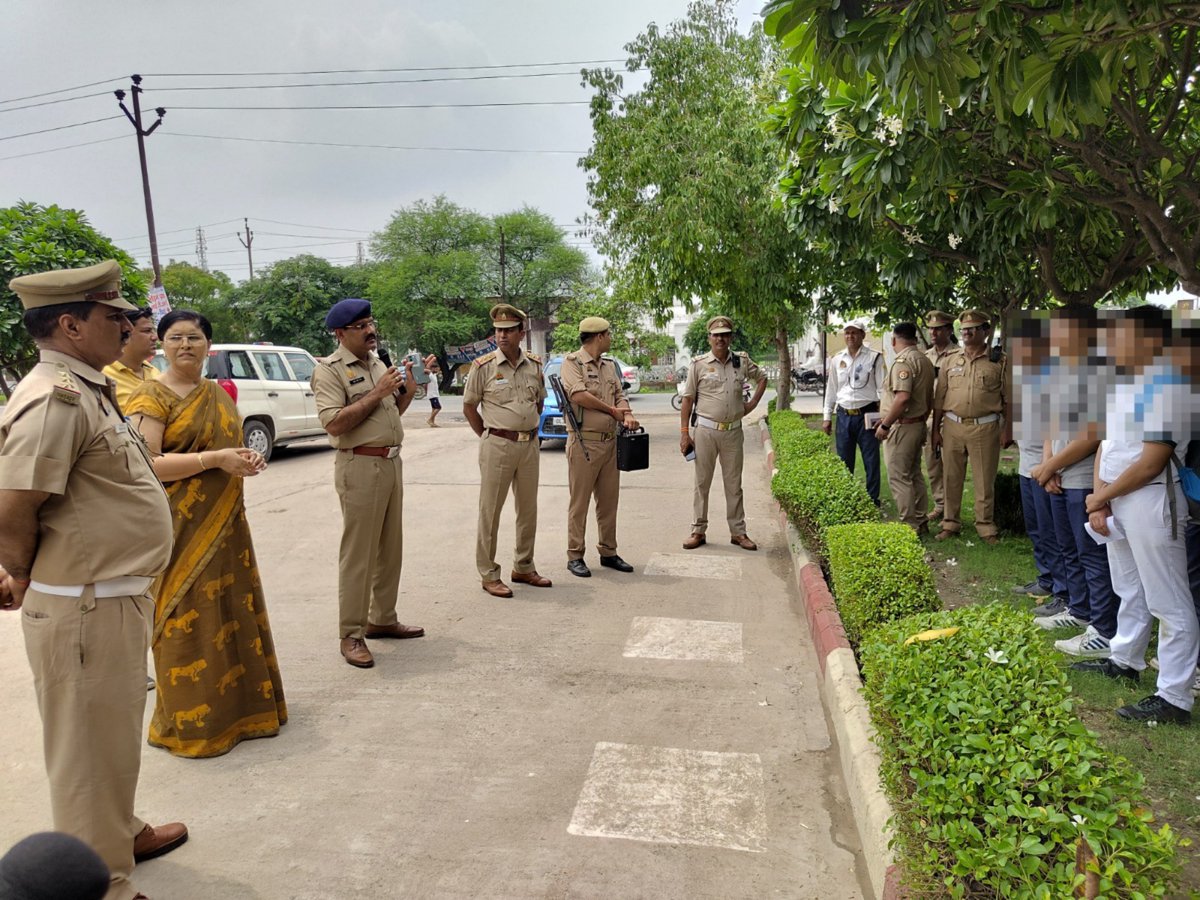 aligarhpolice's tweet photo. #SP_Traffic द्वारा छात्रों,अभिभावकों एवं स्कूल स्टॉफ को यातायात नियमों का पालने करने व सड़क पर सुरक्षित चलने के प्रति जागरूक किया गया।
वाहन चलाते मिले नाबालिग बच्चों के अभिभावकों से वार्ता कर भविष्य में नाबालिगों को वाहन न देने की चेतावनी दी गई।
#Aligarh #FollowTrafficeRules https://t.co/XUc5QrCi8W