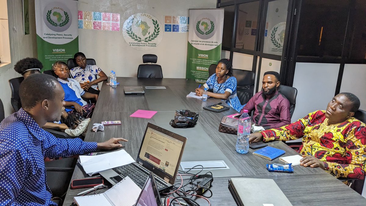 LifeAIDCameroon's tweet photo. Some members of Glorious CARE Foundation 2day receive a refresher training on #Project Writing at LifeAID head office.
The training which was facilitated by Papiny Tsafack of @LifeAIDCameroon falls within the framework of d MoU signed between LifeAID and GLOCAFO.
@Ngenyves https://t.co/qU6QtZknwd