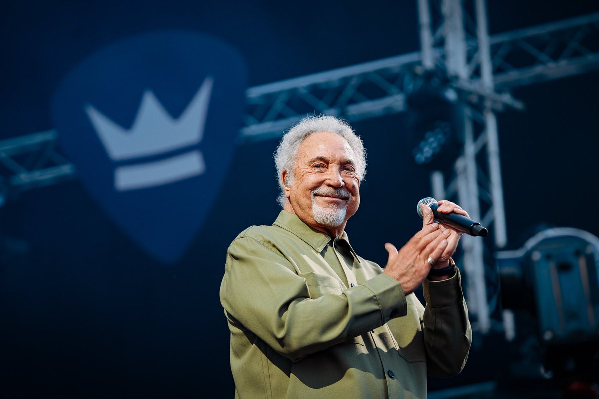 Tom Jones tweet media